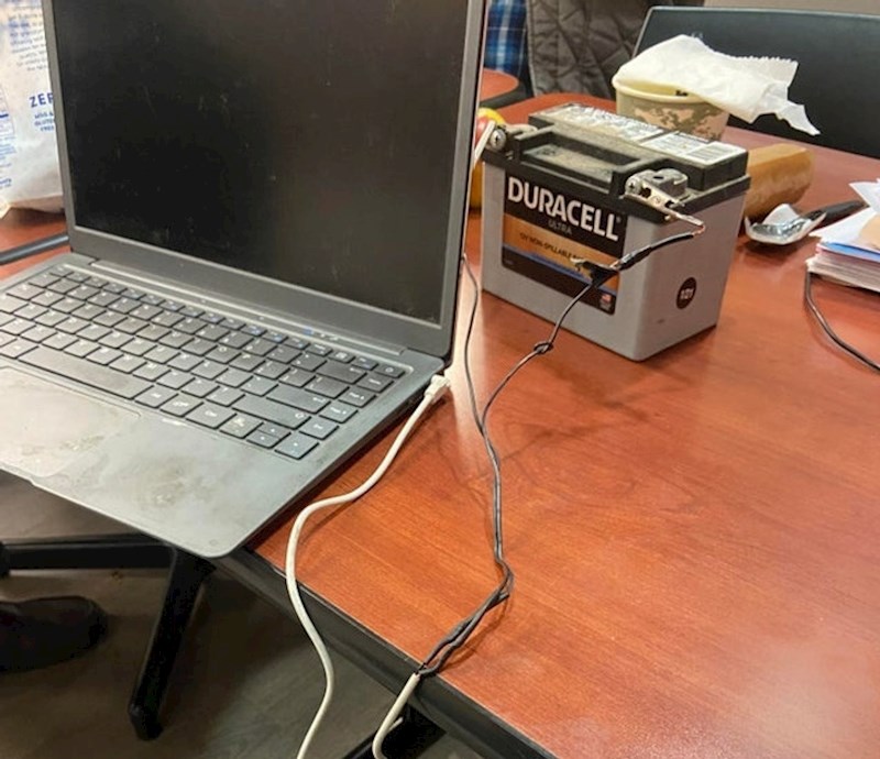 "Ovako moj tata puni laptop"