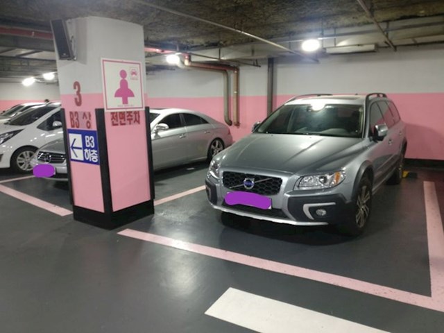 Parkirna mjesta za žene u podzemnim garažama označena su rozom bojom i nalaze se bliže izlazima kako bi se smanjila opasnost od napada