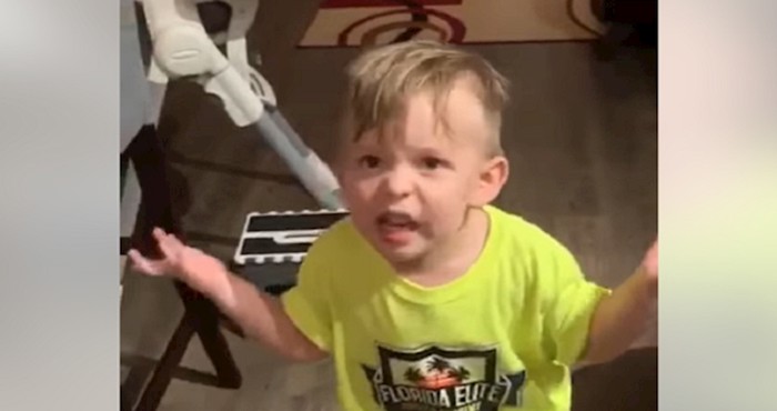 Mama je otišla na posao, a nije poljubila sina. Maleni joj održao lekciju i postao hit na internetu