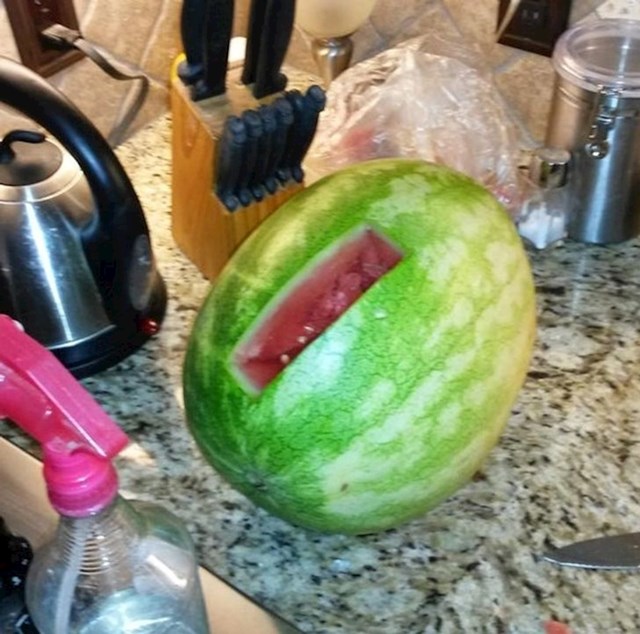 "Žena je htjela jesti lubenicu, ali joj se nije dalo izrezati ju na kriške. Iz nekog razloga me uhvatila nelagoda kad sam vidio kako je izrezala komad"
