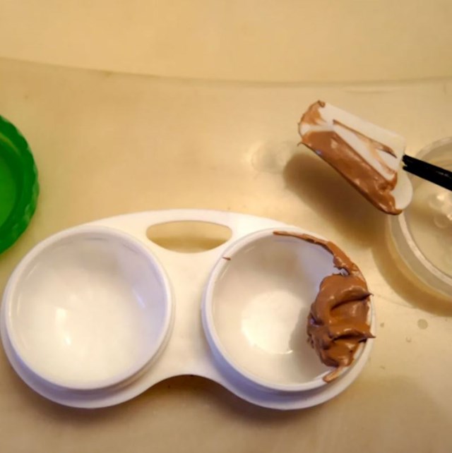 14. Za kraća putovanje odvojite potrebnu kozmetiku u posudice za kontaktne leće. Zašto bi nosili pakiranje kreme za lice od 50 ml, ako idete samo na dva dana?