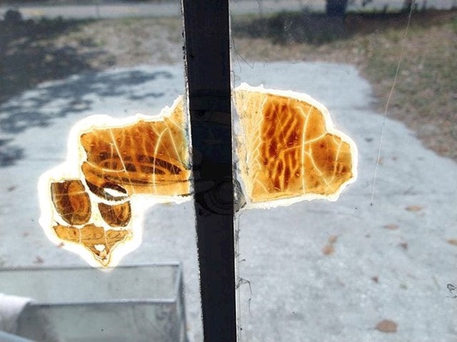 Naljepnica na vratima koju je godinama obasjavalo sunce