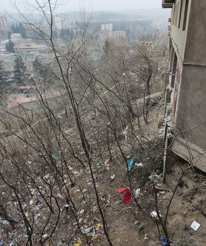 Pogled iz mog ureda koji se nalazi u jednoj stambenoj zgradi. Je li moguće da su svi stanari isti???