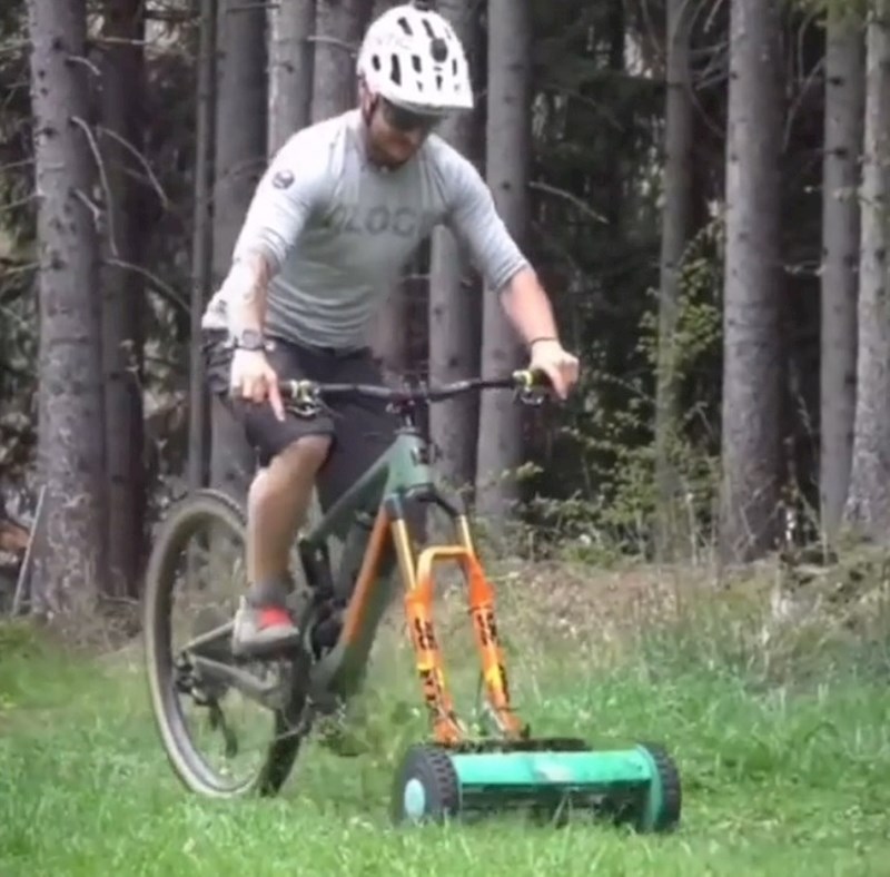 Bicikl i kosilica u jednom