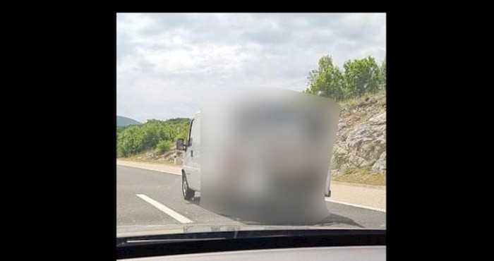Nećete vjerovati što prevozi ovaj kombi; ekipa na Fejsu umire od smijeha!