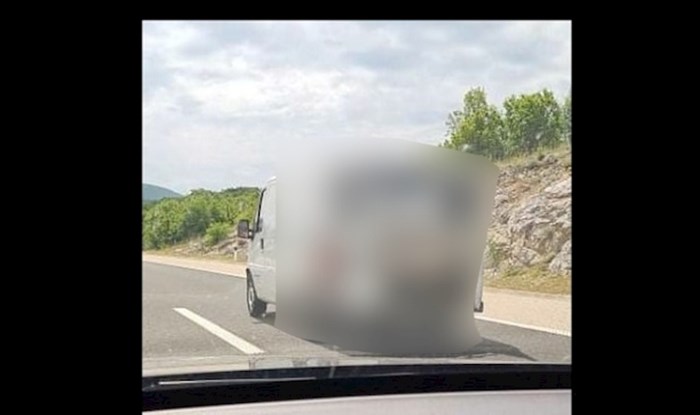 Nećete vjerovati što prevozi ovaj kombi; ekipa na Fejsu umire od smijeha!