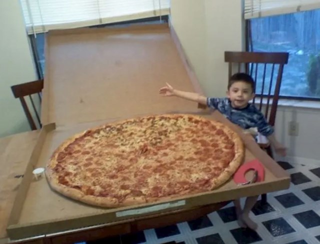 Kakvo uzbuđenje, cijela pizza za njega!
