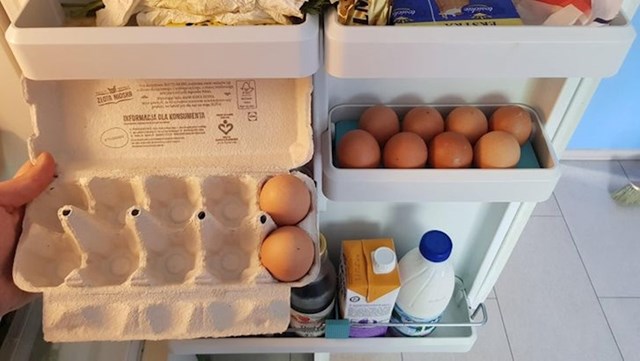 Hladnjak ima policu predviđenu za 8 jaja, iako sva pakiranja imaju ili 6 ili 10 komada.