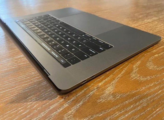 Ovaj laptop ima ekran, pogledajte bolje!