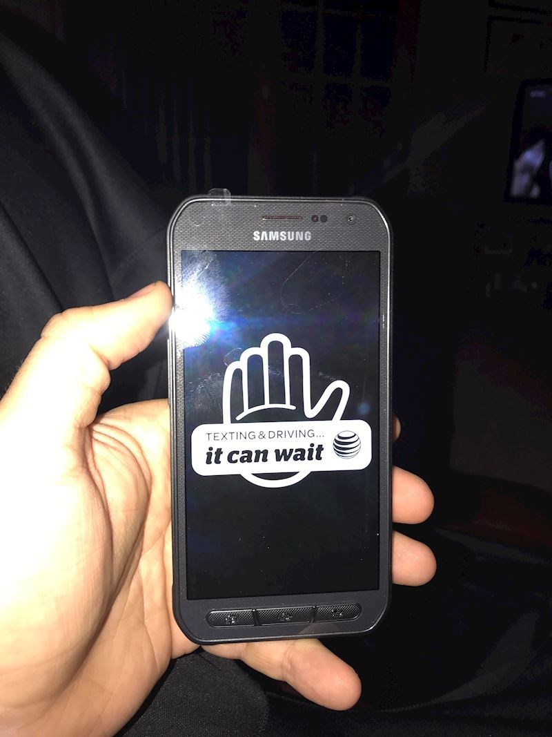 Tata je rekao da mu neka vatra ne da da koristi mobitel