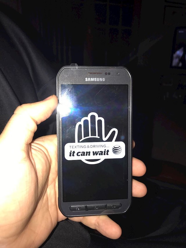 Tata je rekao da mu neka vatra ne da da koristi mobitel