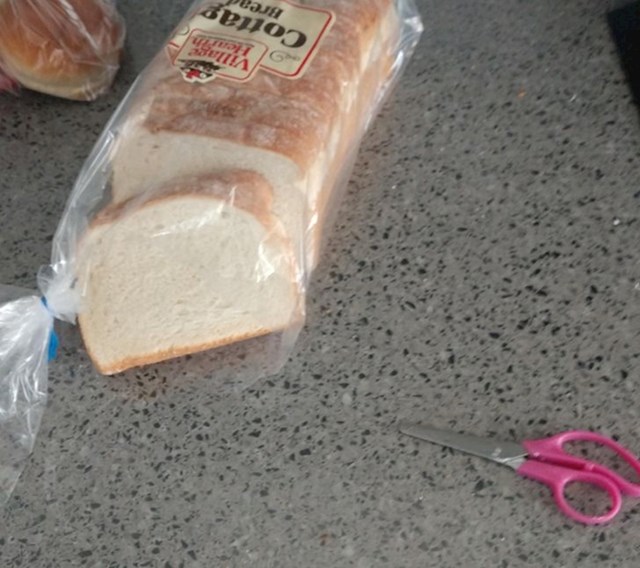 "Izgleda da šestogodišnjaci ovako otvaraju kruh!"