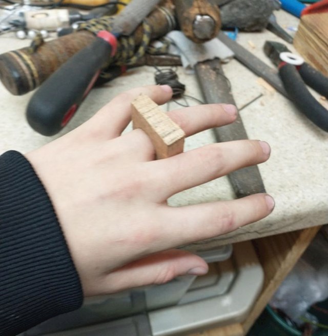 "Htio sam napraviti prsten za curu i zapeo mi je na prstu dok sam probavao veličinu. Znak ili?"