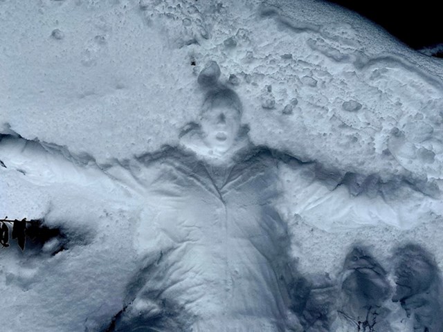 “Otisak mene dok ležim licem u snijegu izgleda kao da zapravo iskačem iz snijega.”