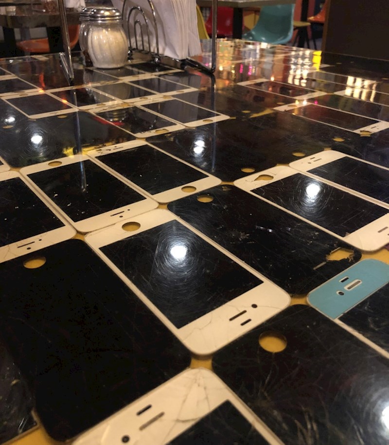 8. Površina stola napravljena je od starih mobitela