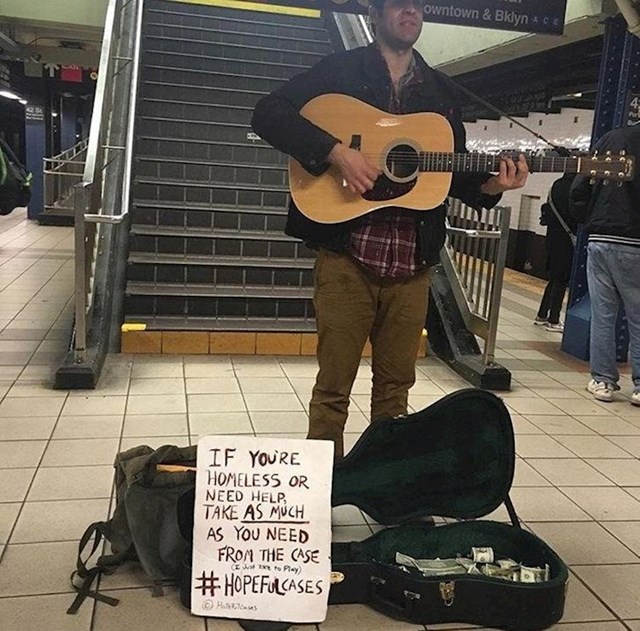 Glazbenik zaradu dijeli s beskućnicima