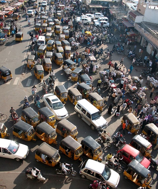 Prometne trake u Indiji su jedna od beskorisnijih pojava. One postoje, ali nitko se ne drži nikakvog reda kada je u pitanju vožnja!
