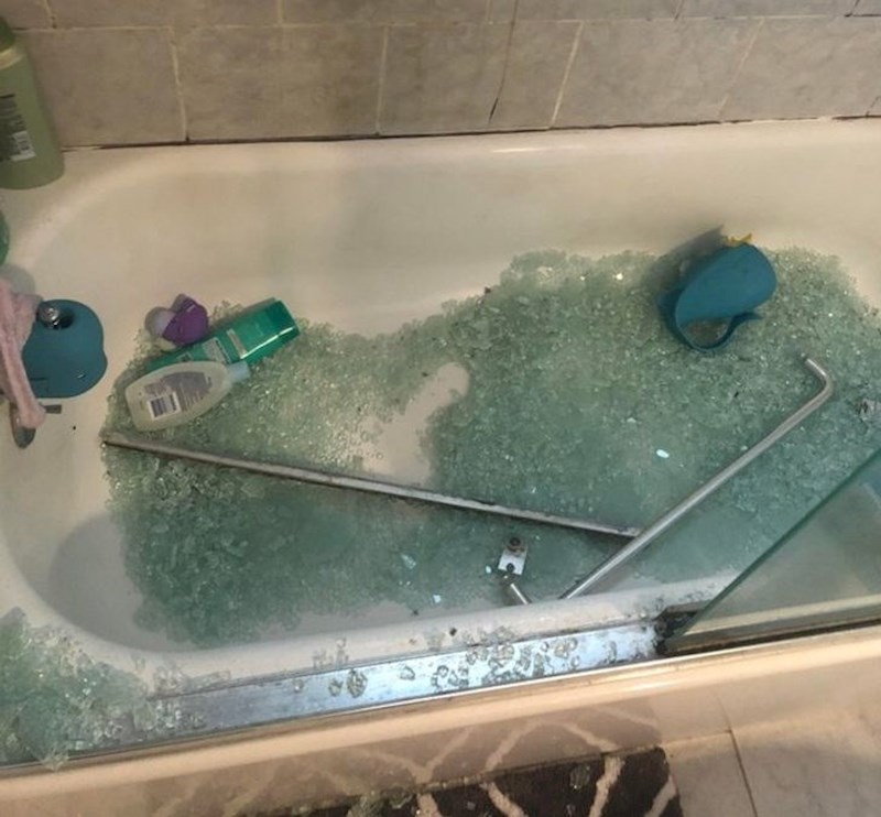 Tip je odlučio očistiti staklenu stijenku na tuš- kadi