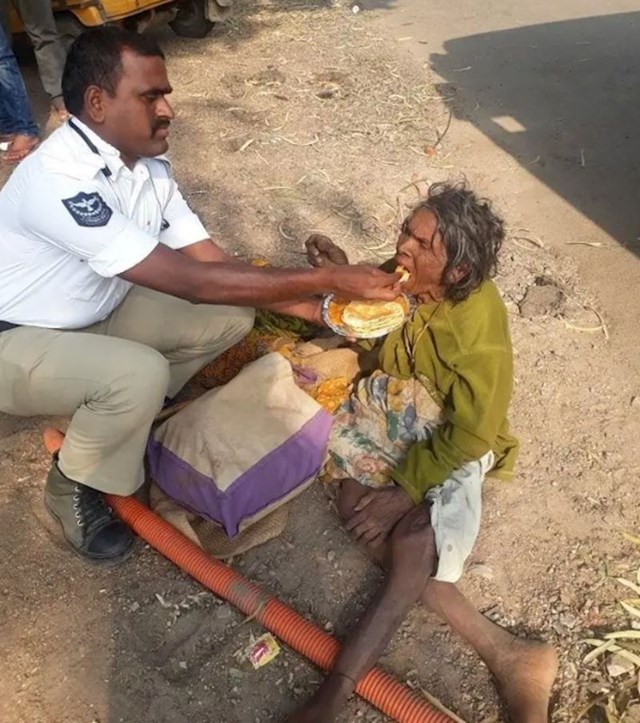 Policajac hrani beskućnika