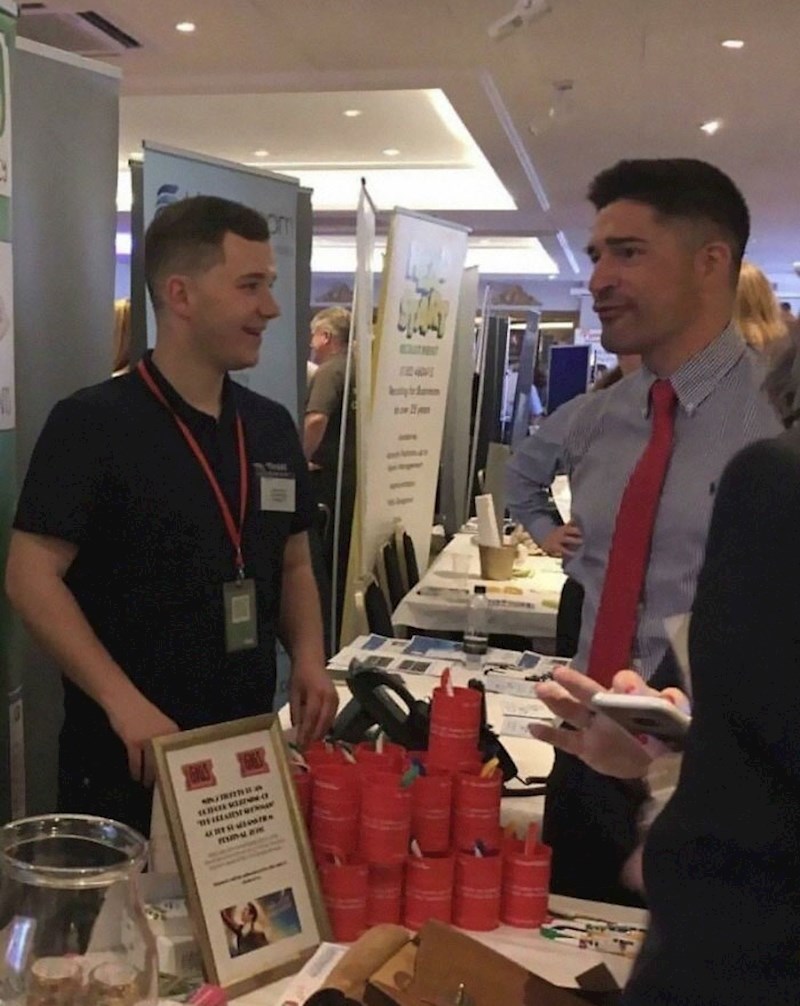 Netko je preskakao dan za jačanje ruku u teretani!