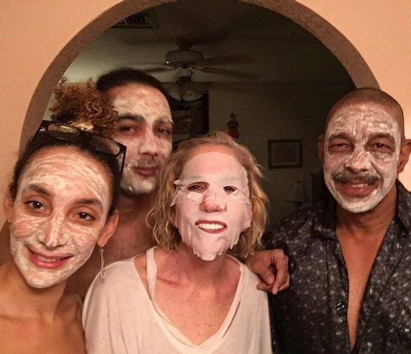 "Sestra je došla u posjet, pa se obiteljski zbližavamo i provodimo kvalitetno vrijeme. Pogotovo tata misli da je kvalitetno"