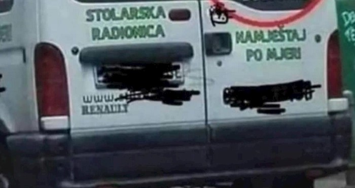 Kombi jednog stolara privlači poglede originalnom reklamom, plakat ćete od smijeha kad je vidite