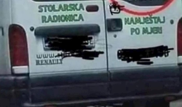 Kombi jednog stolara privlači poglede originalnom reklamom, plakat ćete od smijeha kad je vidite