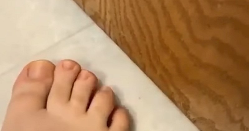 Pogledajte što se dogodi kada mama pomisli da može sama ići u WC