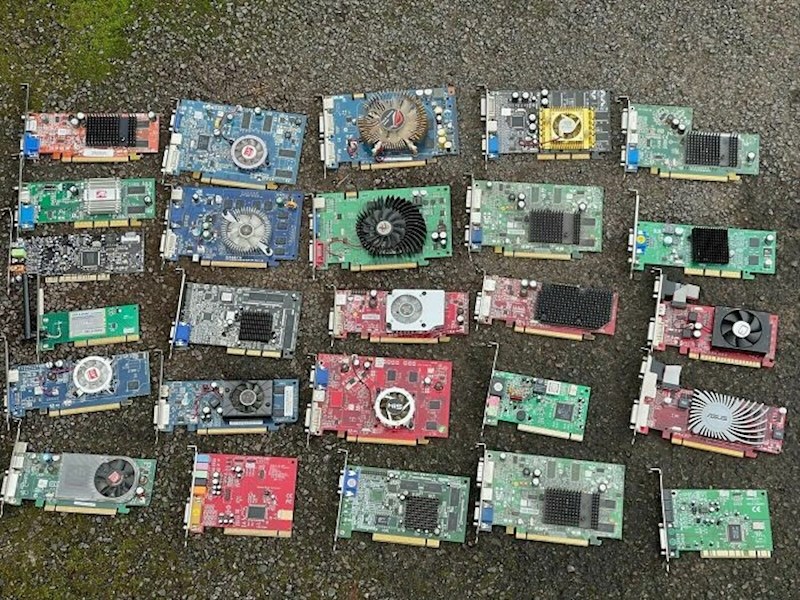 Netko na e-Bayu prodaje grafičke kartice i slikao ih je na otvorenom, vlažnom i još na šljunčanoj podlozi...