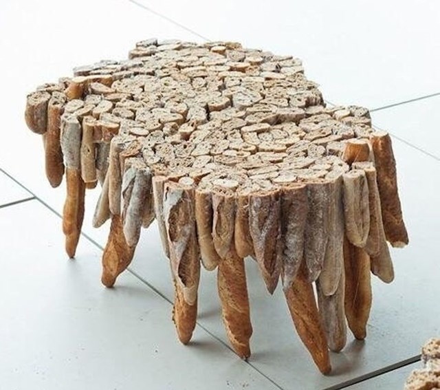 Stol napravljen od kruha