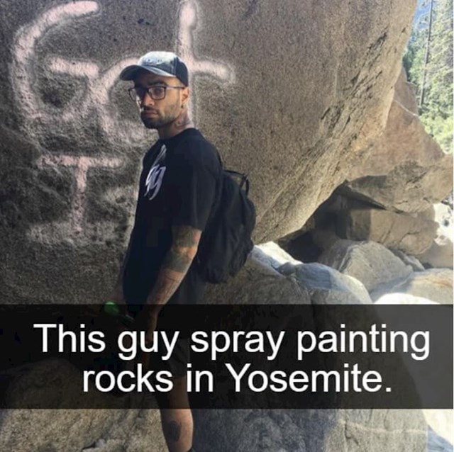 Ovaj tip nacrtao je grafit u Nacionalnom parku i to objavio na svom instagramu. Nadamo se da je kazna bila brutalna