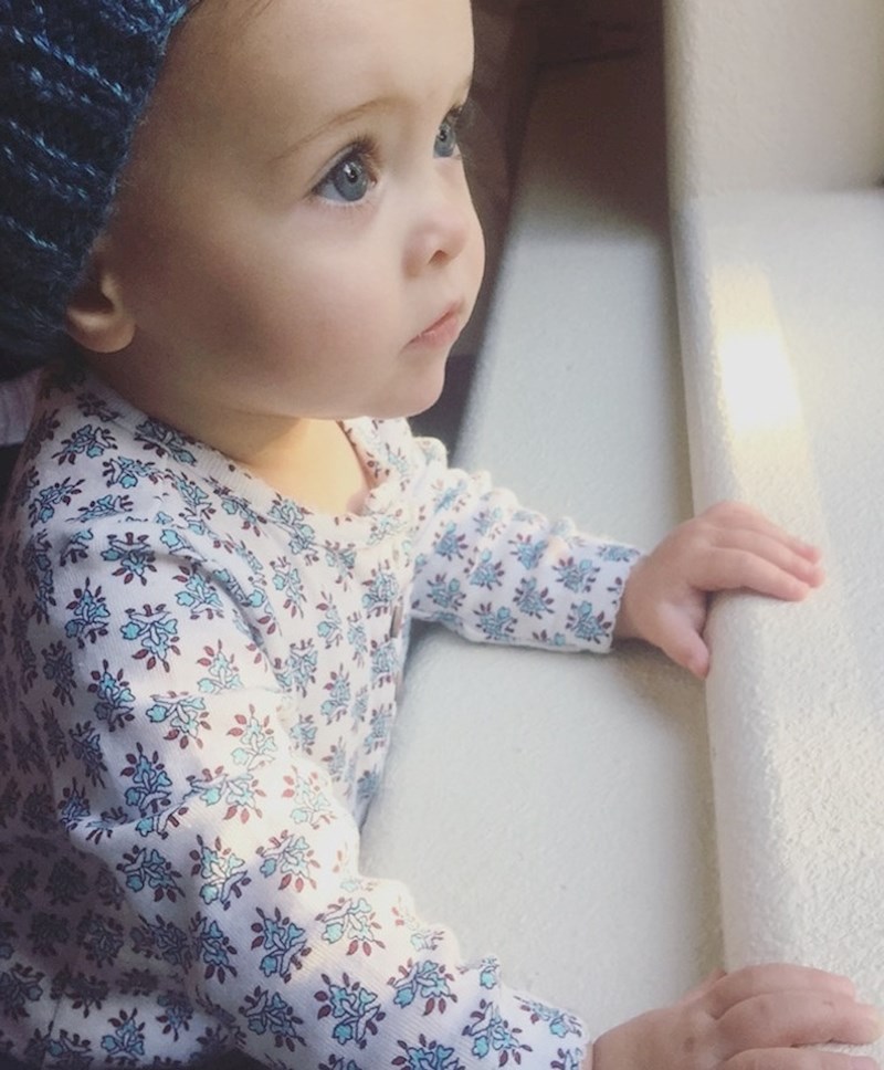 Svaki dan gleda kroz prozor čekajući tatu da se vrati s posla