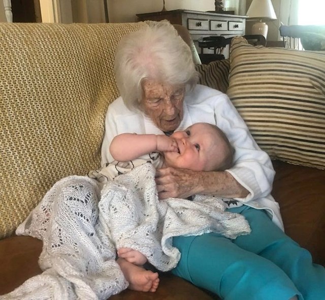 Beba i prabaka. 102 godine razlike!