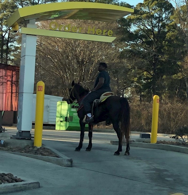 Tip je dojahao u McDonald's drive in