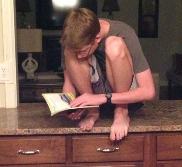 "Moj brat čita u ovoj pozi"