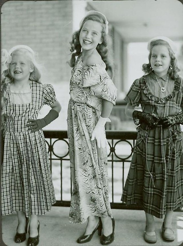 "Sestrične se igraju modne revije na balkonu kuće, nekad tijekom pedesetih"