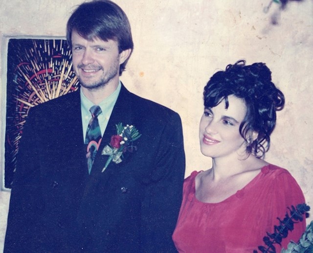 Slika s vjenčanja mojih roditelja. Mama je iz bunta obukla crvenu vjenčanicu jer su je svi osuđivali što se udaje trudna