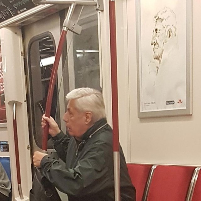 Tip sjedi ispod svog portreta?