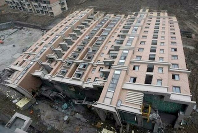 Ova stambena zgrada u Šangaju se prevrnula i ostala uglavnom netaknuta