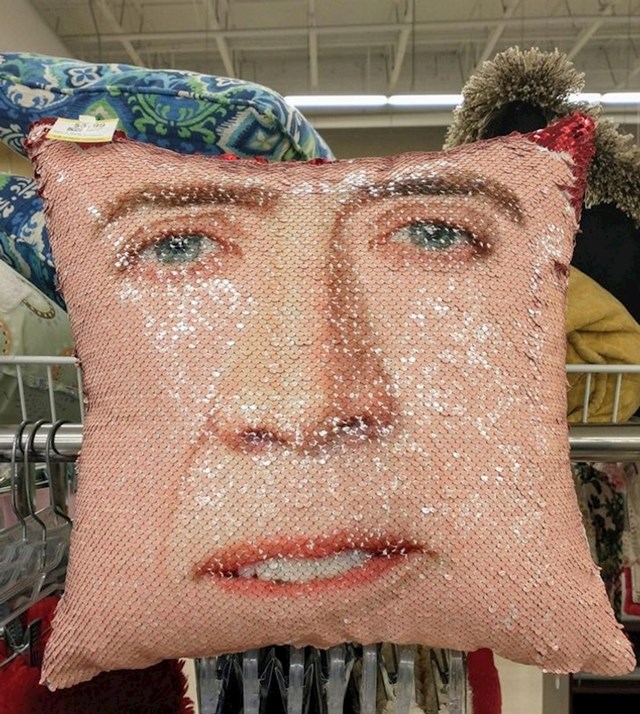Jastuk s likom Nicolasa Cagea za samo 3.99$. Još malo pa nestalo!