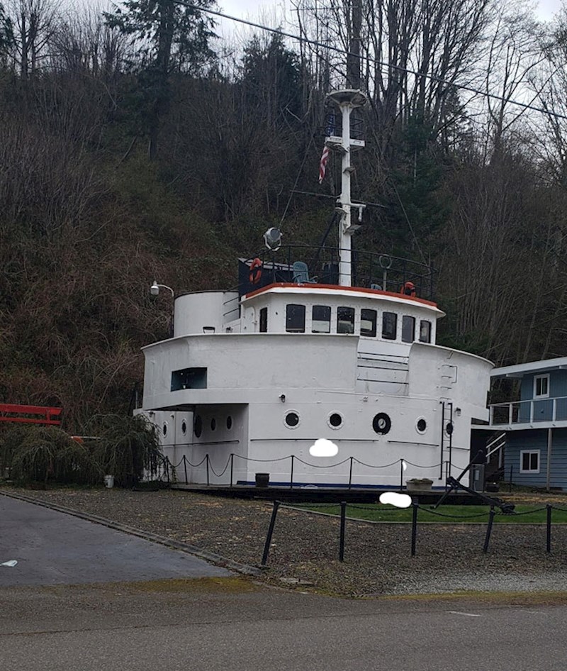 Kuća napravljena od dijela broda