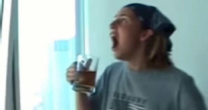 Pogledajte trenutak kada je djevojka ugledala pad blizanaca; od ovog vriska se ledi krv u žilama