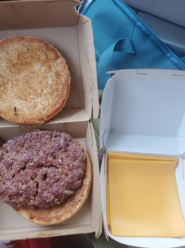 Naručio sam burger sa sirom. Ne znam zašto sam se tako izrazio umjesto da sam rekao "cheeseburger", ali nisam mislio da išta može poći krivo radi toga...