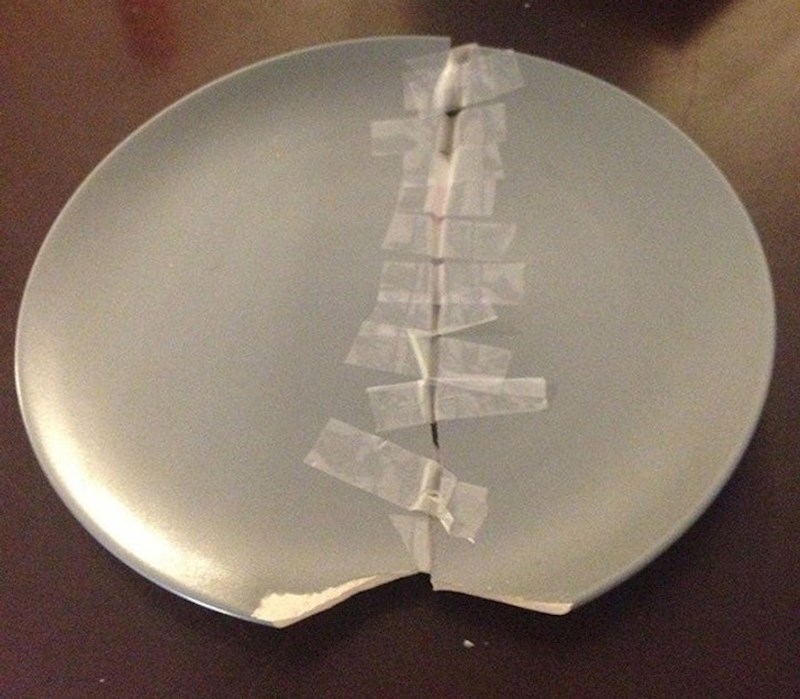 Sin je razbio tanjur i pokušao ga popraviti da nitko ne primijeti