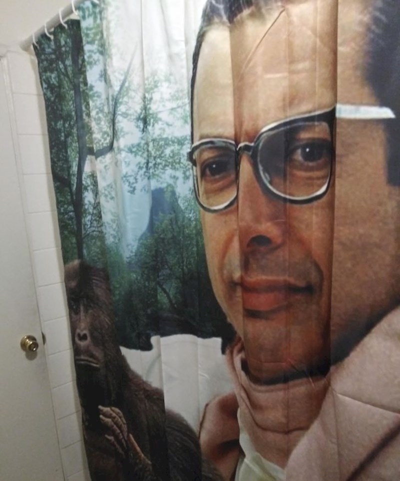 Pogled im je strateški usmjeren na WC školjku