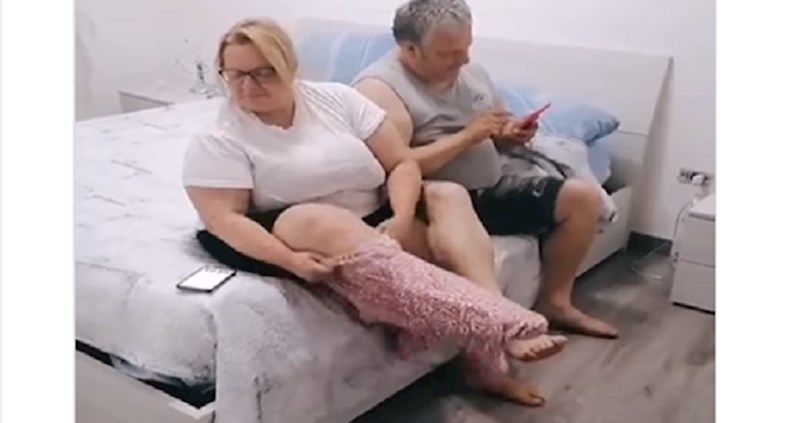 VIDEO Bili su toliko zadubljeni u mobitele da su od običnog oblačenja hlača skoro stradali oboje 🤣