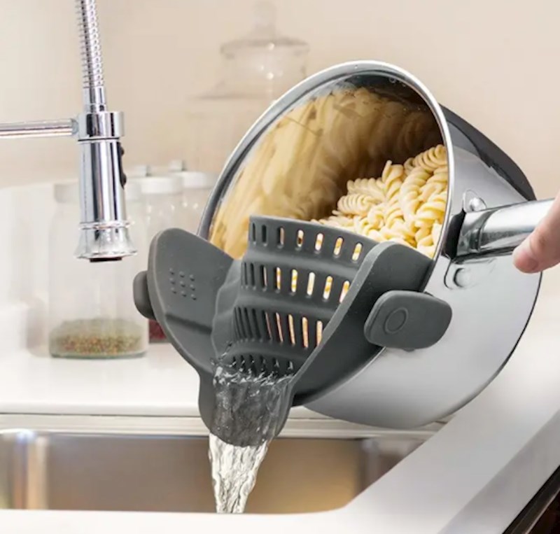 Cjediljka koja se pričvrsti za lonac. Zbogom pari u očima i opečenim rukama!