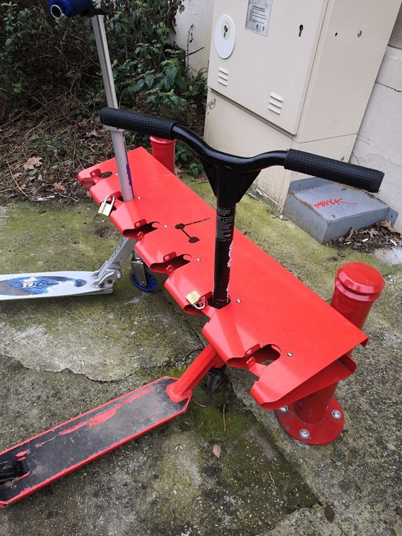 Škola je svojim polaznicima osigurala mjesto gdje su im romobili na sigurnom