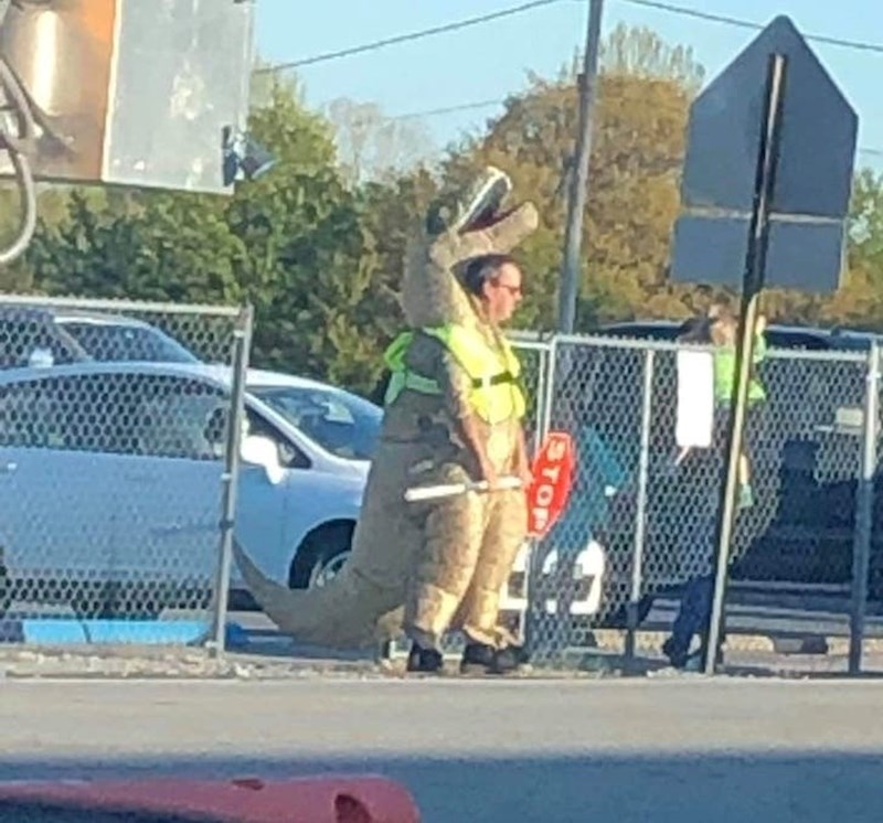 5. Ravnatelj je izgubio okladu s učenicima i sad mora provesti dan u ovom kostimu