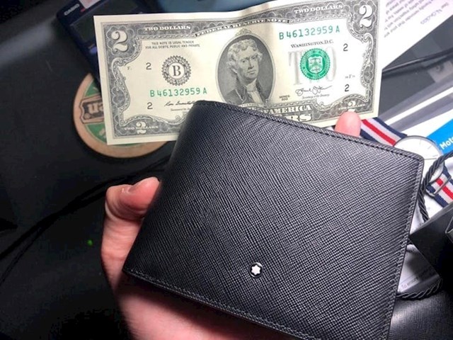 Kupio je novčanik od 10 dolara i našao 2 dolara u njemu